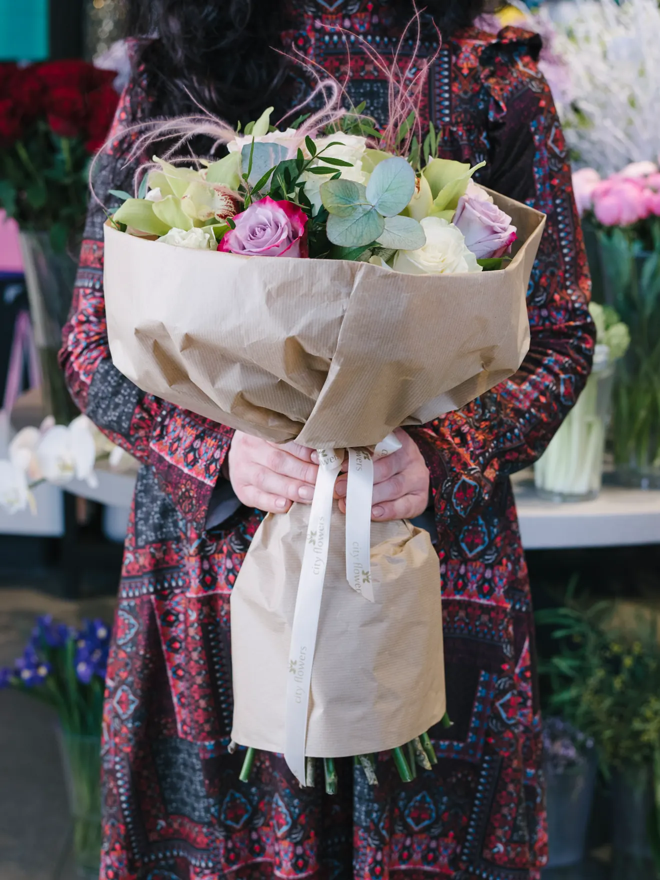Atelier, 13 trandafiri și cymbidium în kraft
