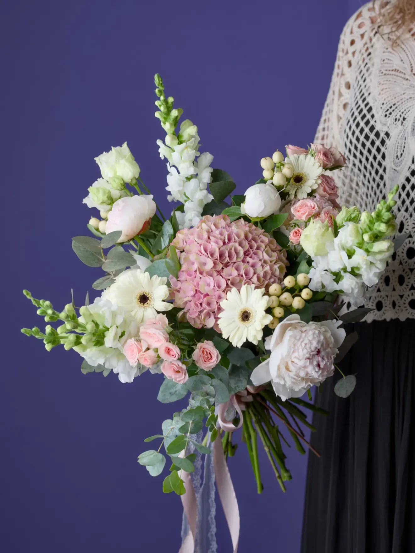 Bezea, hydrangea roz, bujori și gerbera albă