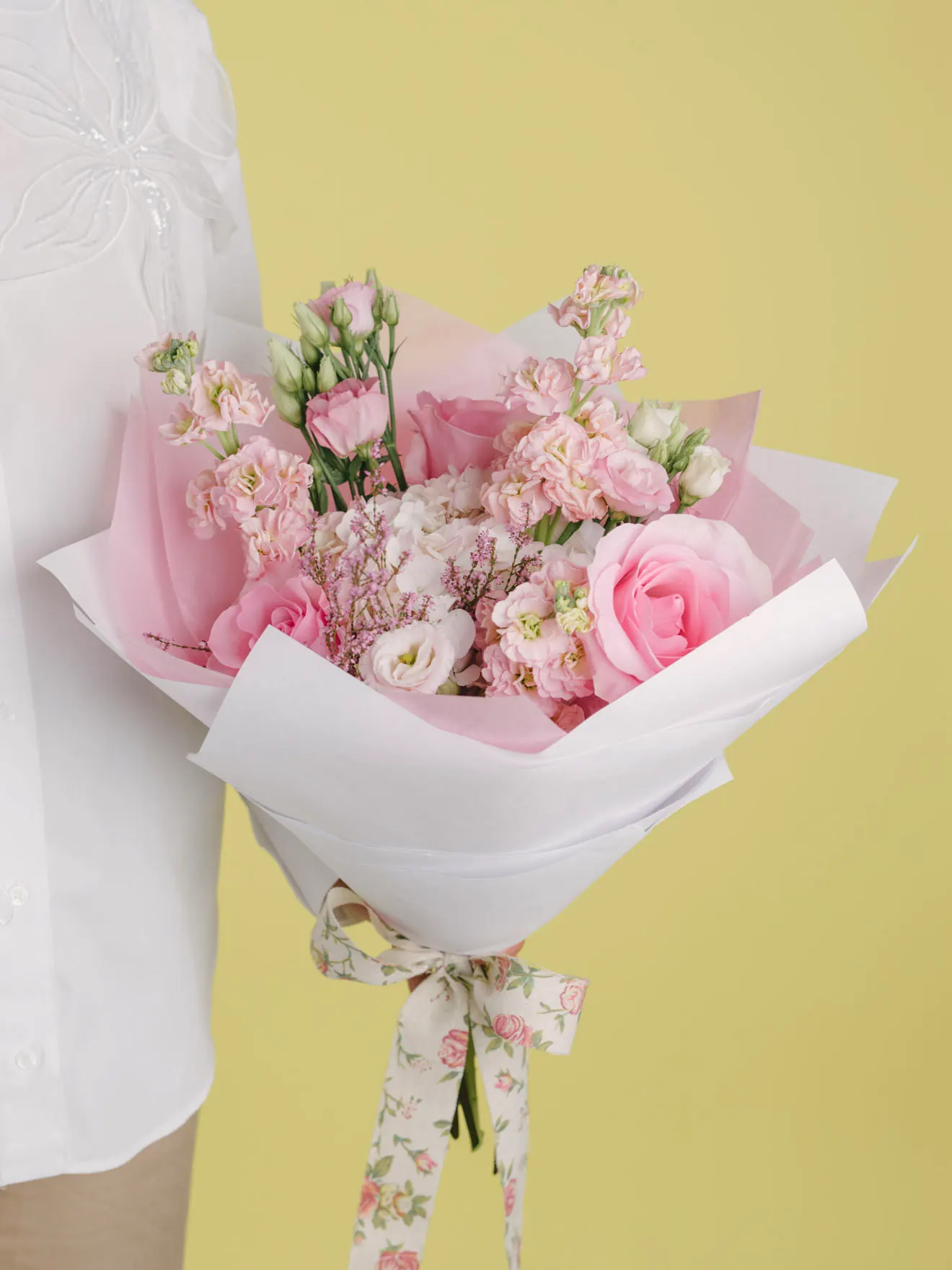 Blush, trandafiri, lisianthus și erica roz