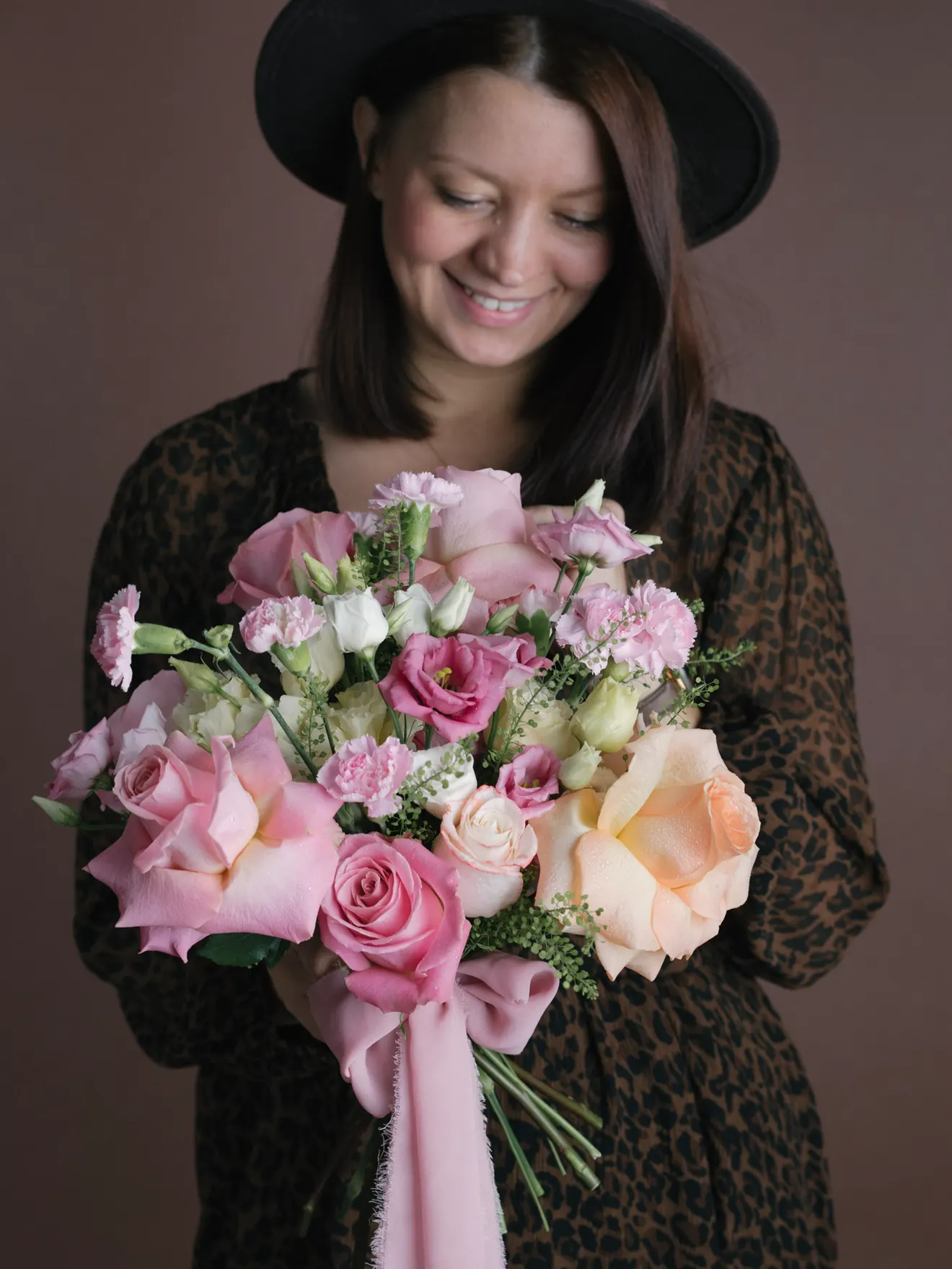 Boho, trandafiri roz și lisianthus cu bandă de satin