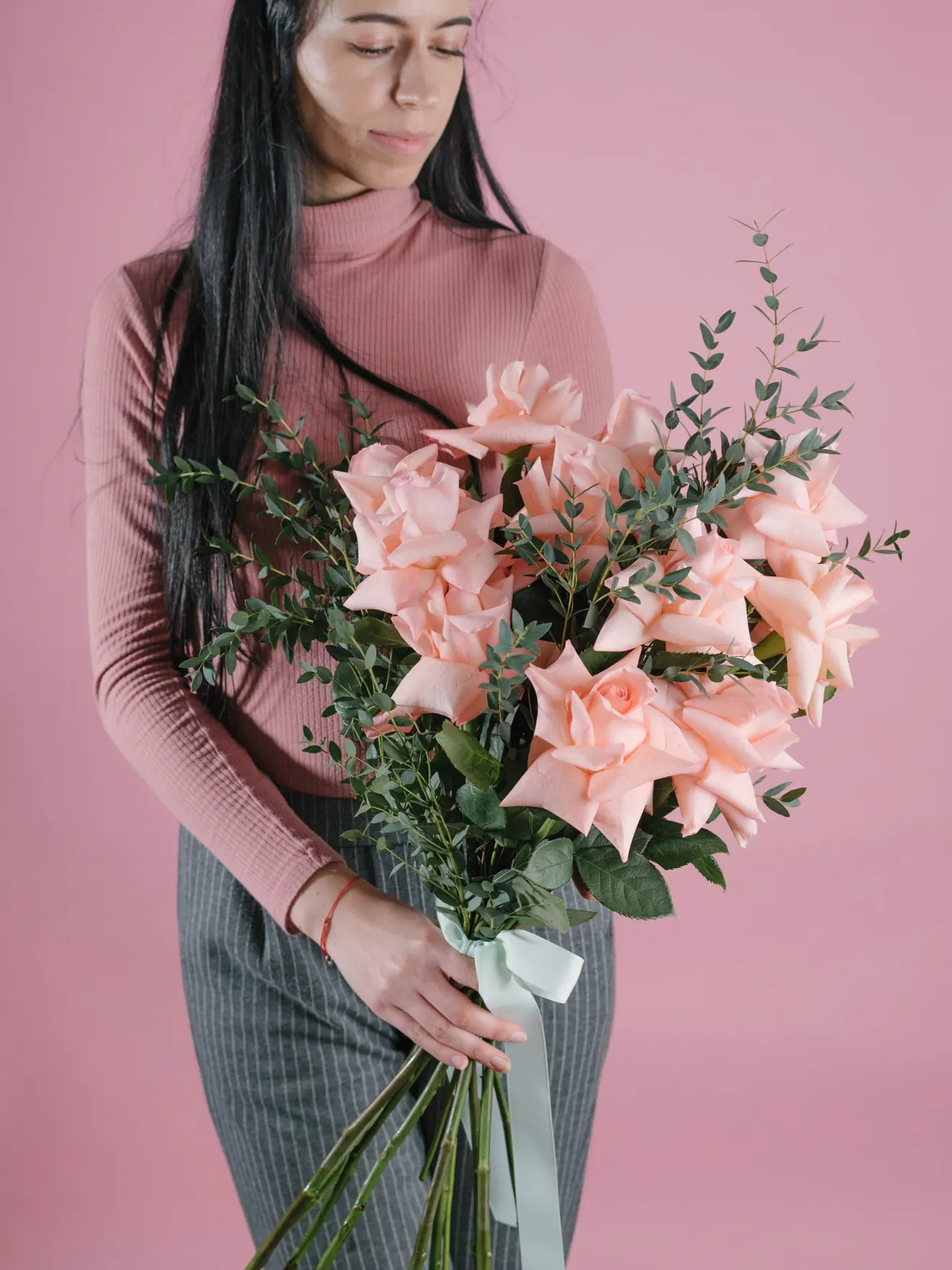 Buchet cu trandafiri somon coral