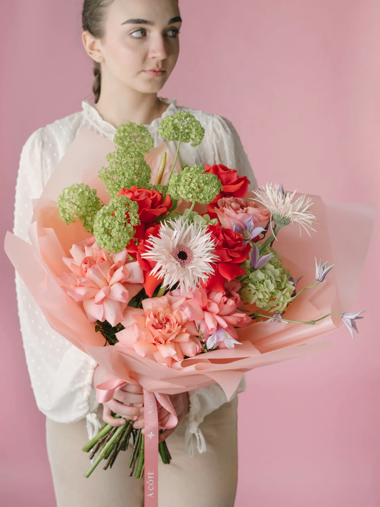Candy, trandafiri, gerbera și călin în roz