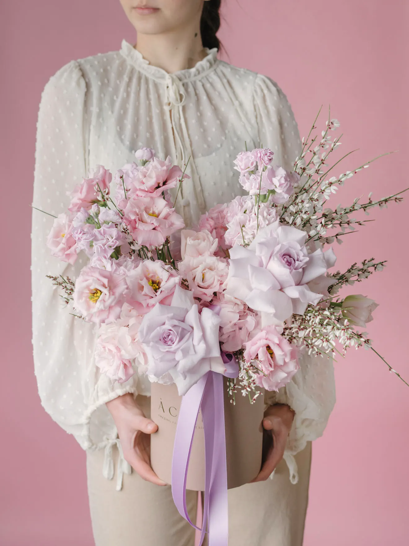Cotton Cloud, hydrangea roz și lalele în cutie