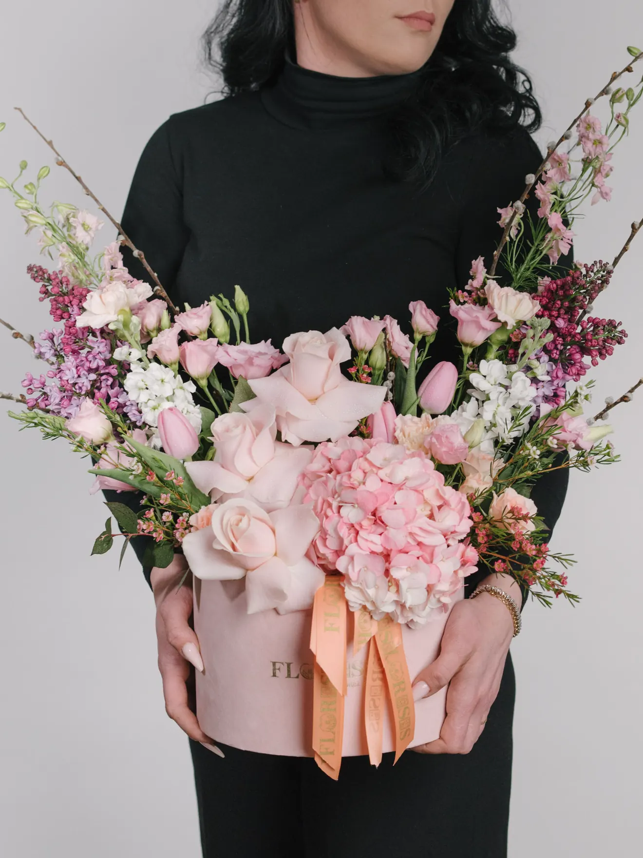 Florii, mâțișori, liliac și hydrangea roz