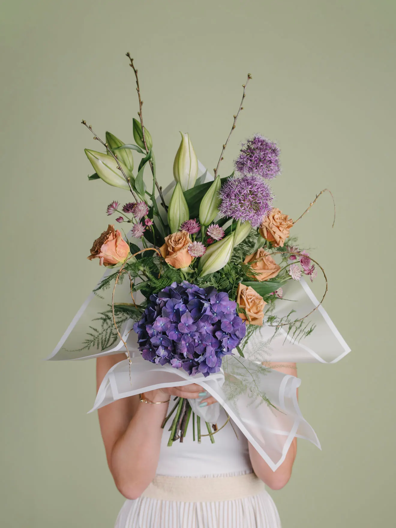 Grădină englezească, allium, crini și hydrangea