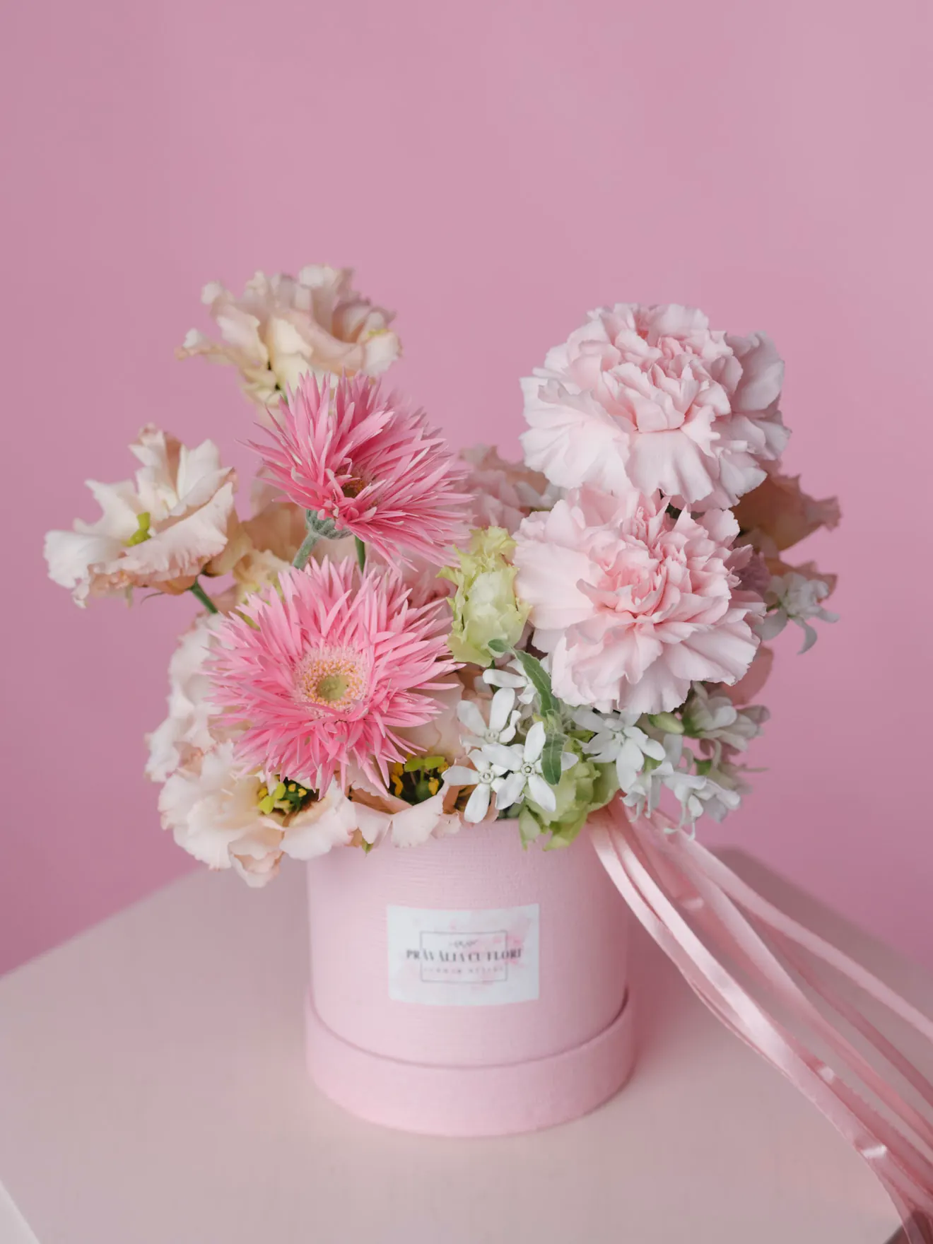 Marshmallow, gerbera și garoafe în cutie roz