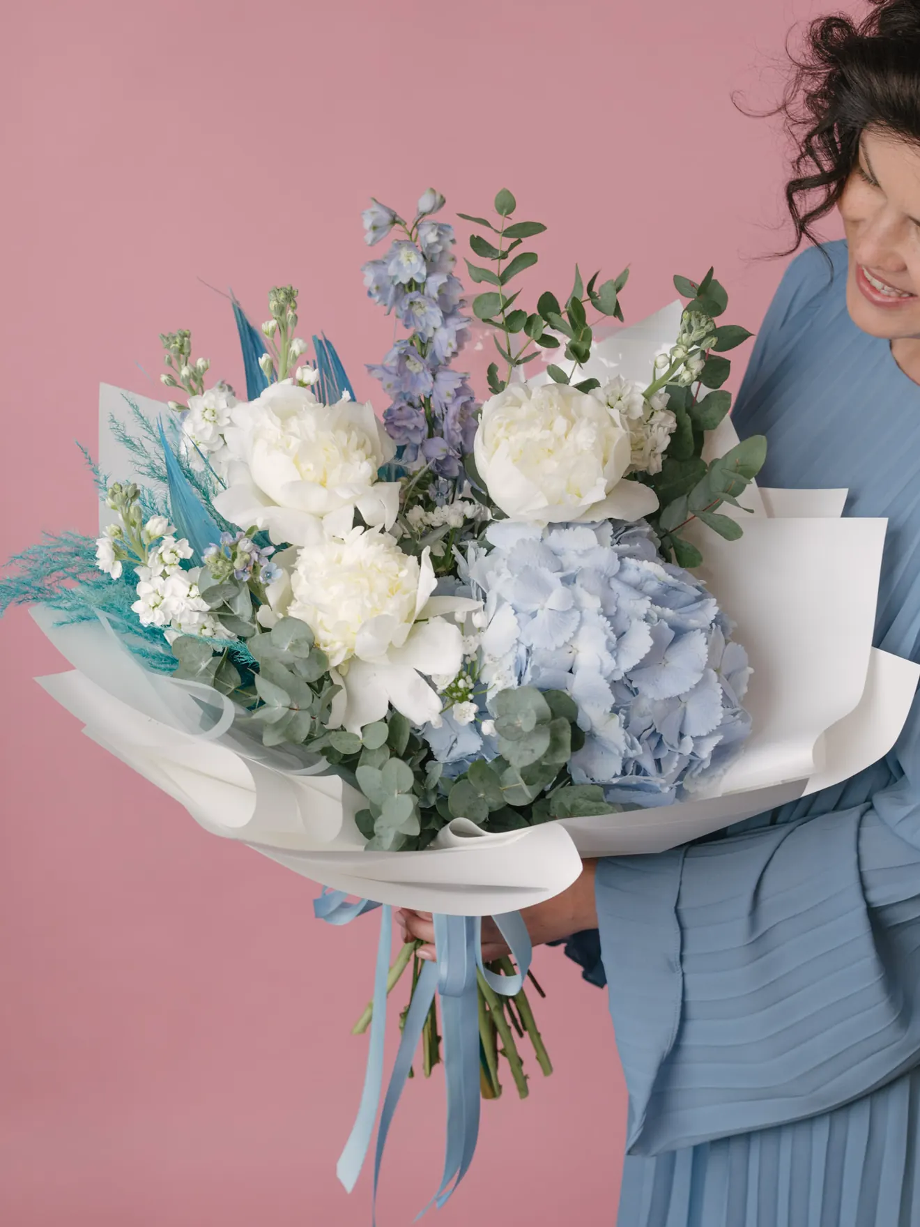 Ocean, hydrangea bleu, bujori și nemțișori