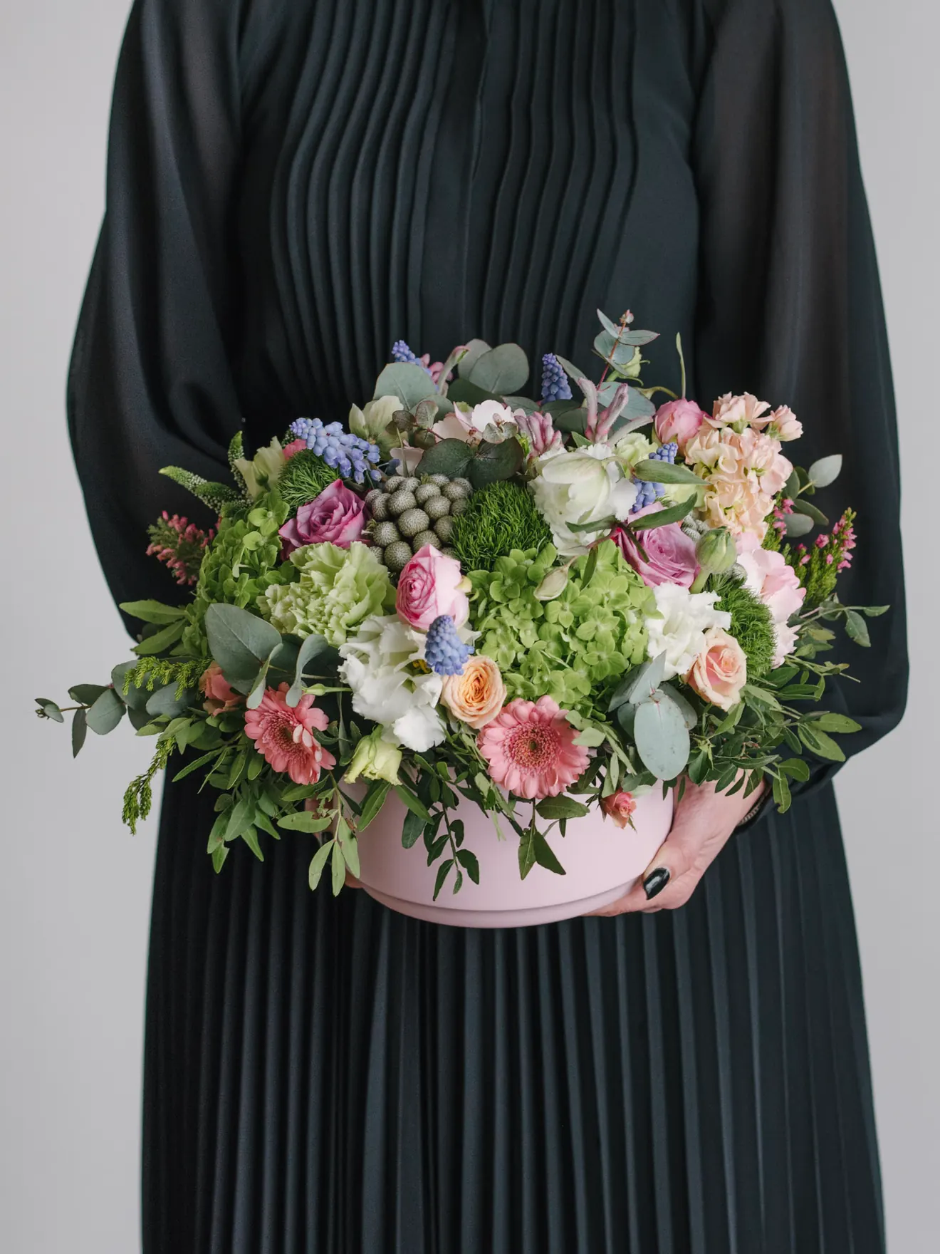 Pastel Garden, hydrangea și muscari în vas roz
