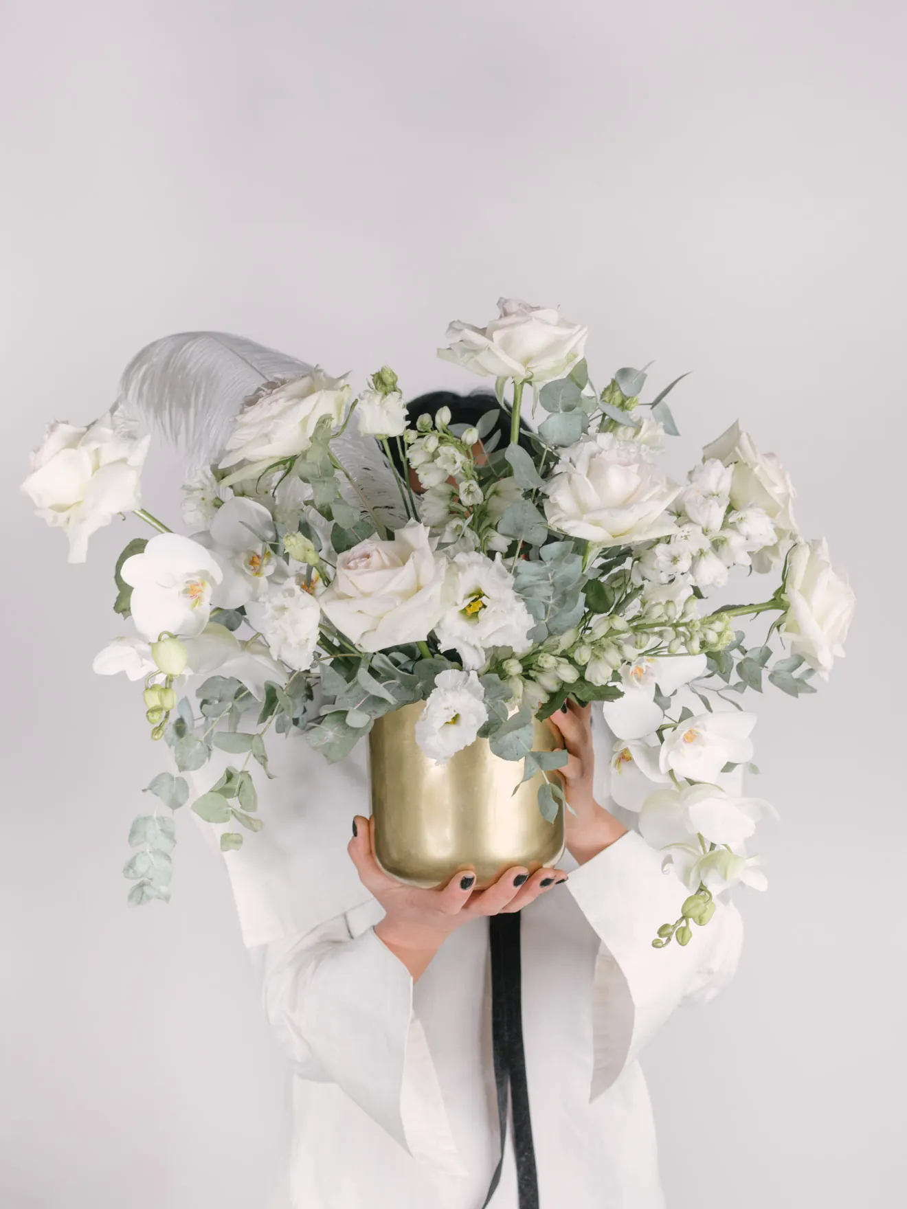 Pure, phalaenopsis și trandafiri albi în vas auriu