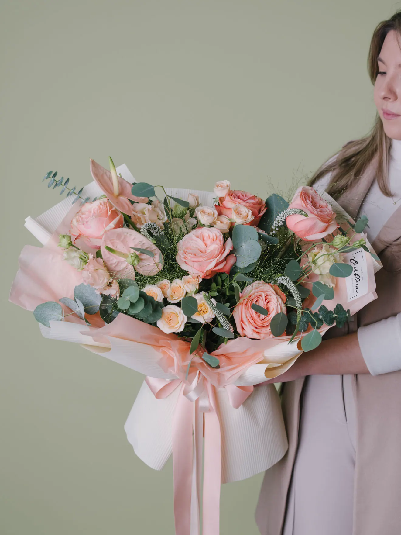 Rose Quartz, trandafiri și anthurium roz