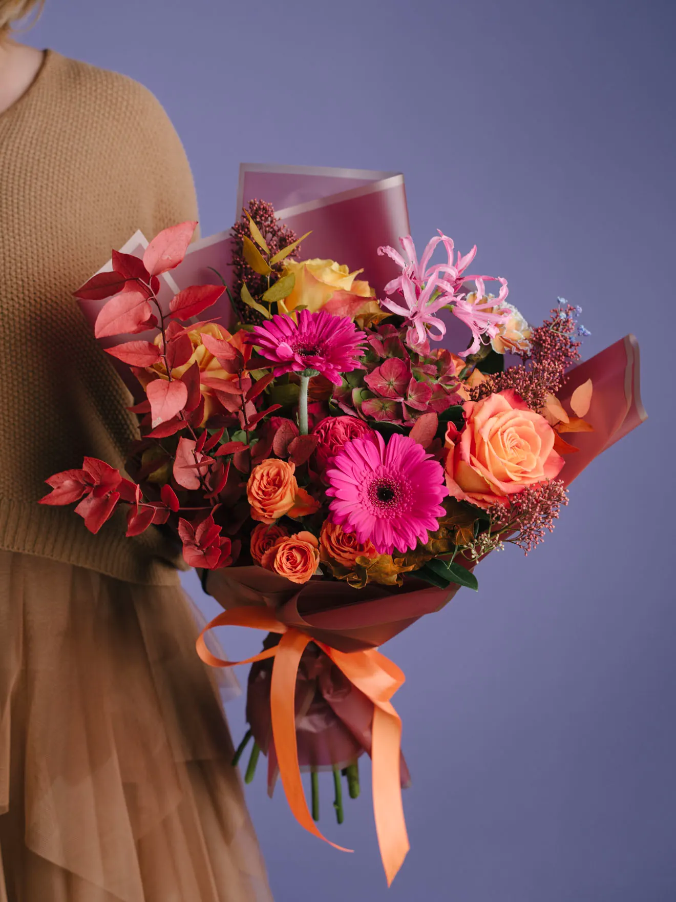 Tango, germini, nerine și trandafiri portocalii