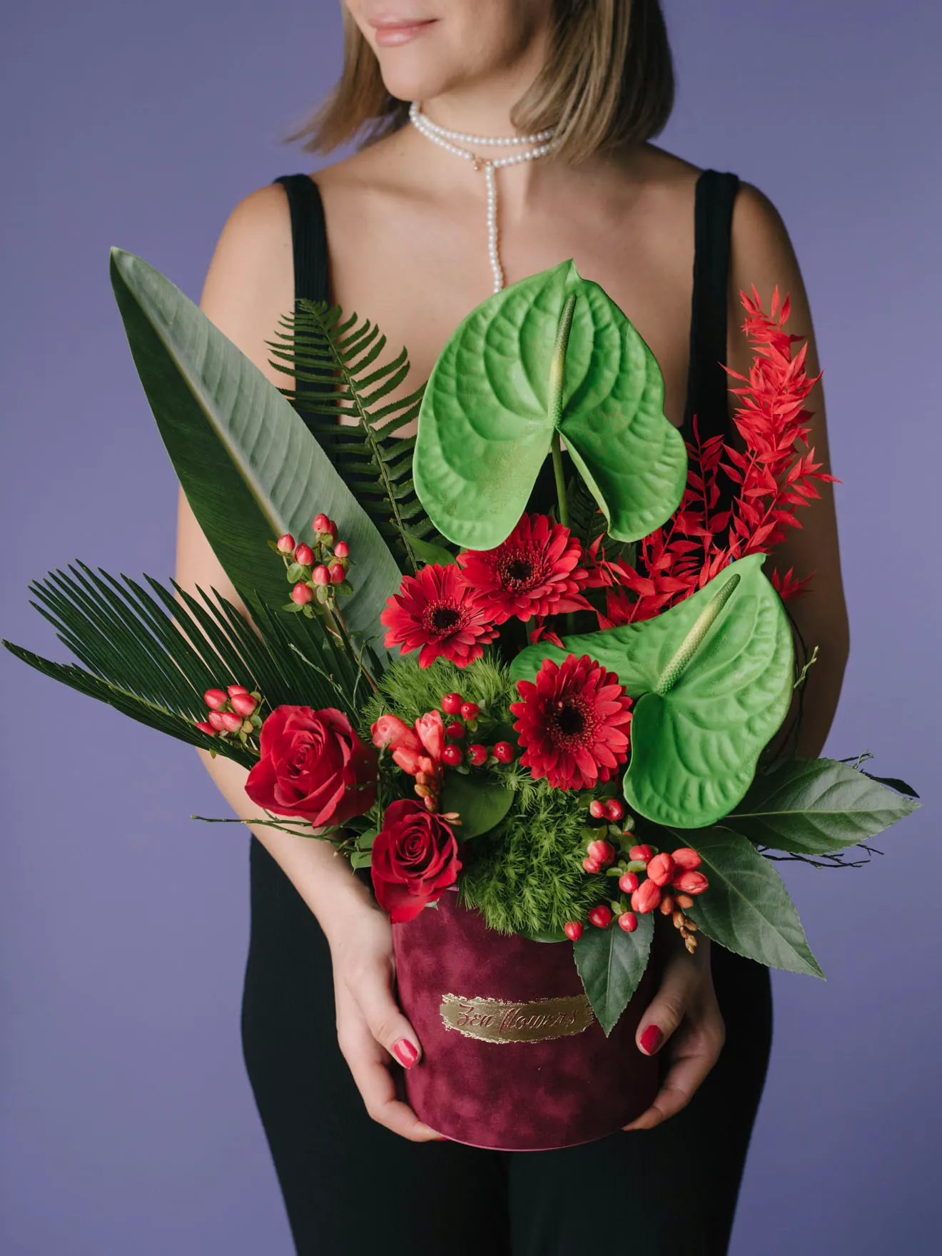 Tropical, anthurium verde și germini roșii în cutie