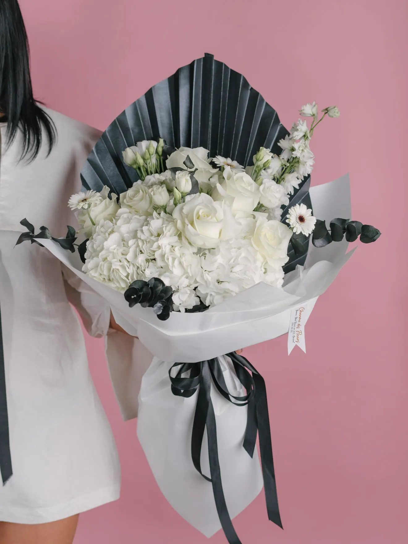 Tuxedo, trandafiri albi și frunză de palmier neagră