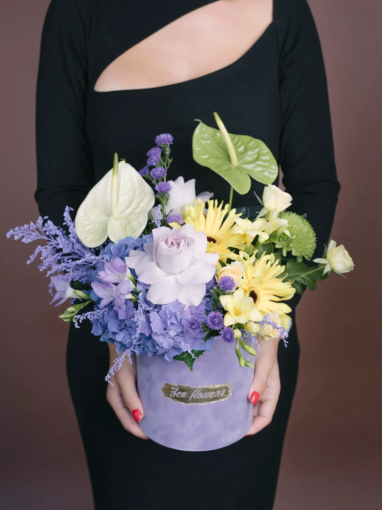 Violeta, anthurium și hydrangea mov în cutie